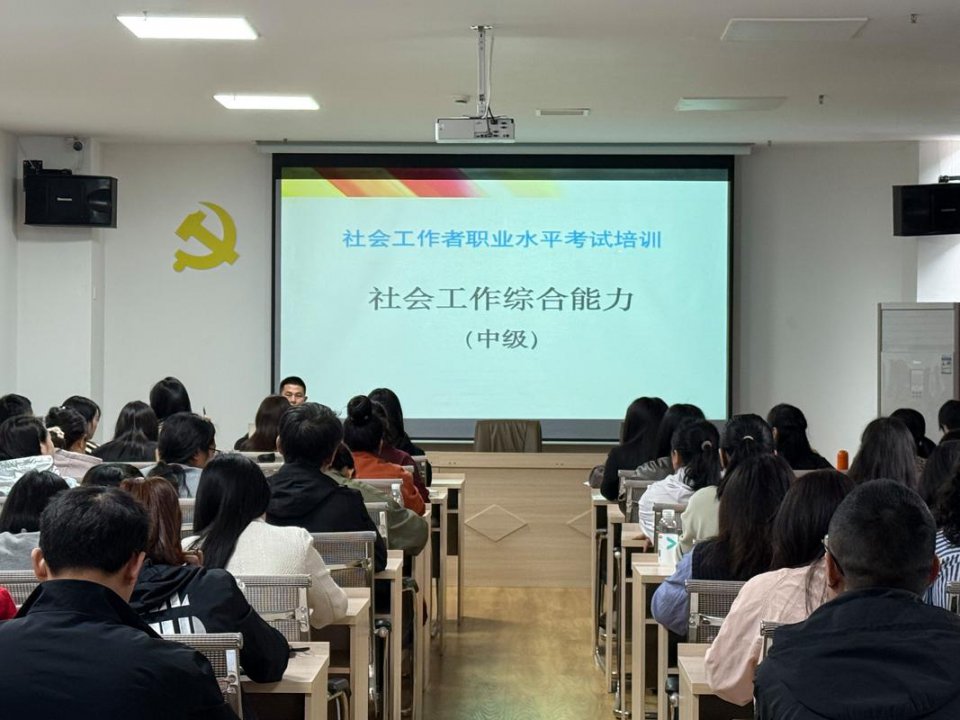 零基础备考 大学英语四六级考试精讲课程（听力+词汇+语法+阅读理解+翻译+写作） - 考试培训场景