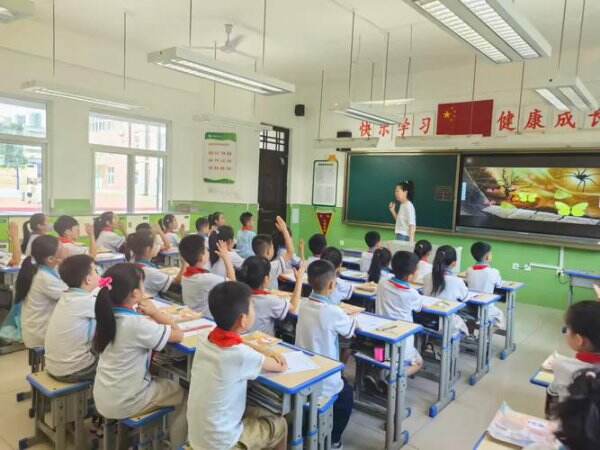 小学一年级语文课堂学习场景