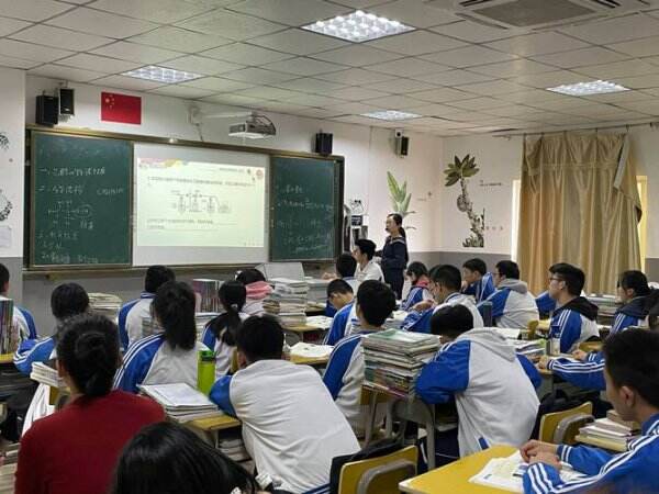 高中化学课堂场景