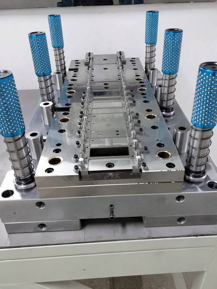 冲压工艺与模具设计课程-成都工业学院 - 模具制造